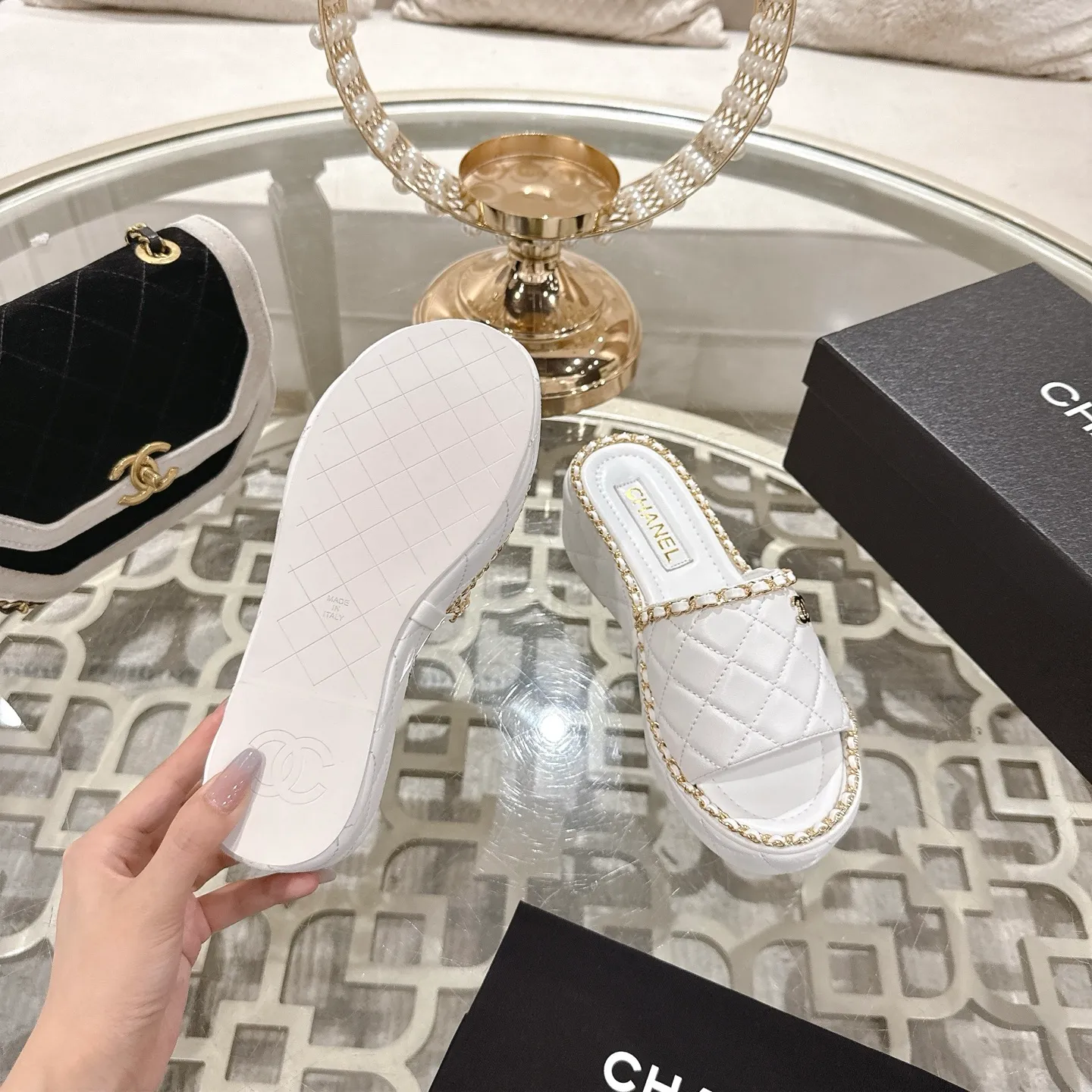 👟👟Ex-factory price 600👟👟 𝐂𝐇𝐀𝐍𝐄𝐋 | Xiaoxiang 25𝐬𝐬 🦋2025 Spring and Summer New Products Counter Classic Xiaoxiang Double C Diamond Chain Slippers Series New〰 🍬 The absolute best in the BS fashion circle. Matching will perform meticulously Minimalist, classic elements that will never fade away 💋 Show unique dressing style, too beautiful to say anything. A must-have for summer... Upper: Original high-customized lambskin Lining: Imported mixed sheepskin lining Outsole: Original molded non-slip outsole Shoe size: 35-39 (34.40.41.42 customization is not returnable)